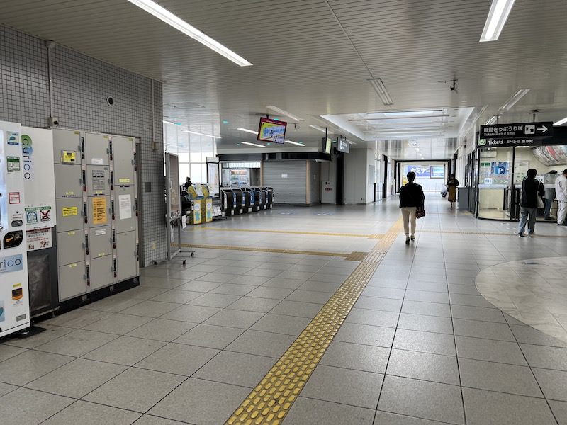 コインロッカー側から見た改札口