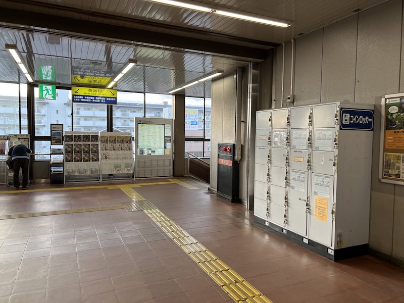 西出口の階段横にあるコインロッカー