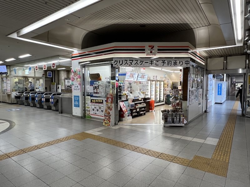 改札口を出て左側にあるコンビニを回り込み駅舎沿いにコインロッカーがある