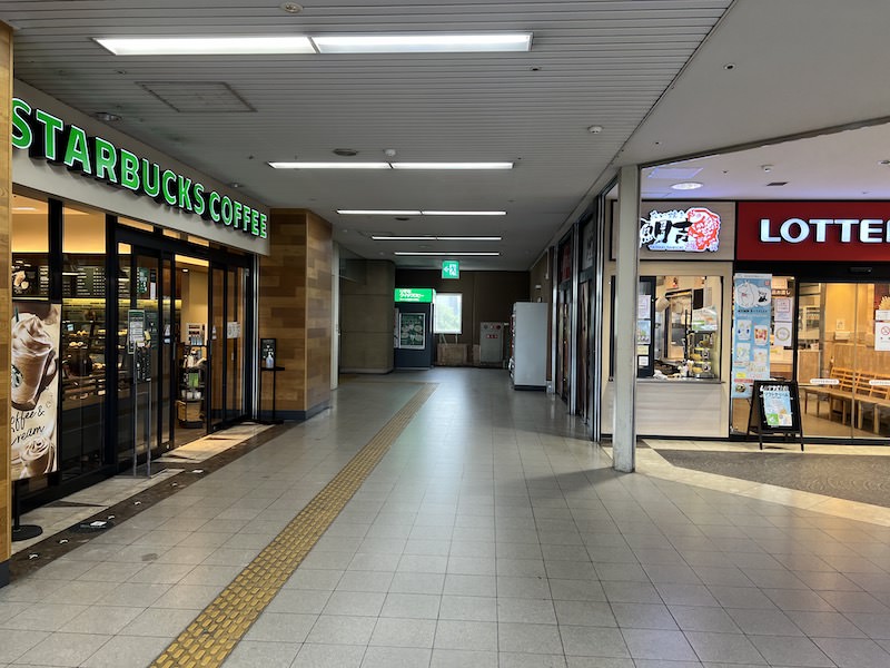 改札を出てまっすぐ進み突き当たりを右へ曲がるとコインロッカーが見える