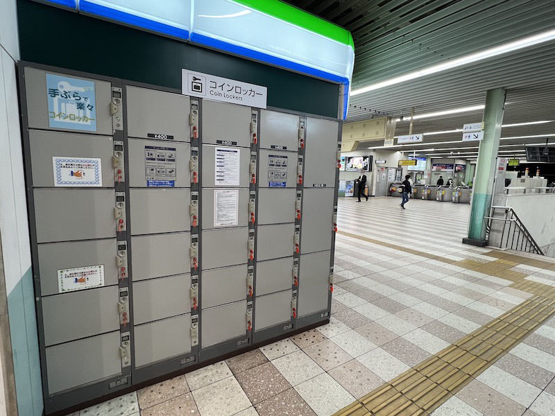 コインロッカーから見た改札口