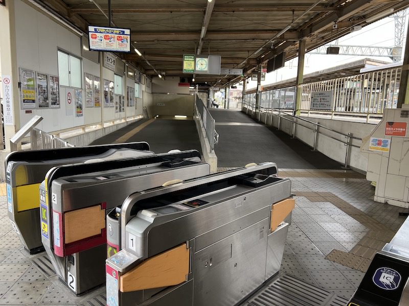 東改札口から見た大和八木・橿原神宮前方面行きホーム。スロープの先にコインロッカーが見える。