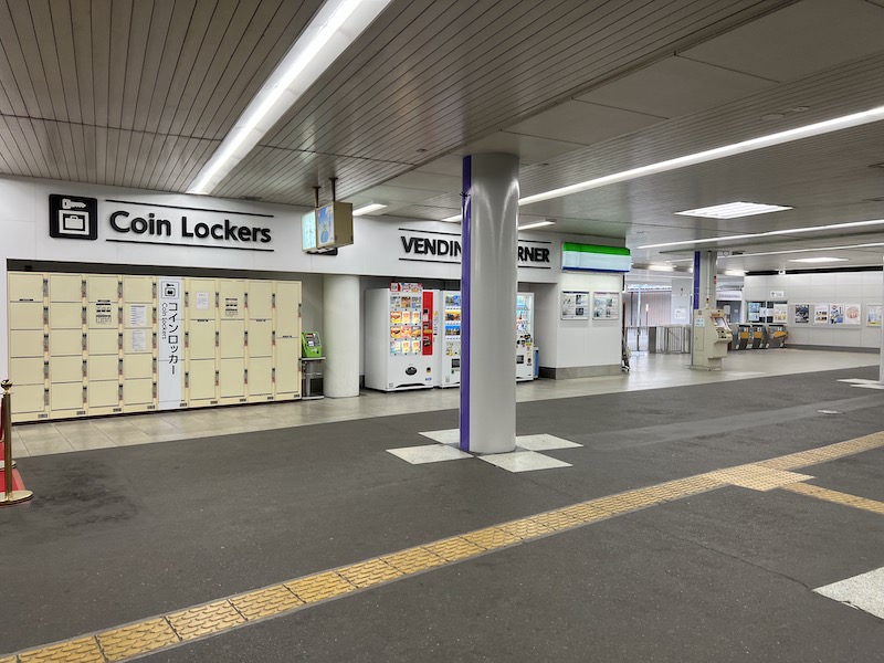 コインロッカーと改札の位置関係。列車から降りて改札へ向かう突き当たりにある。