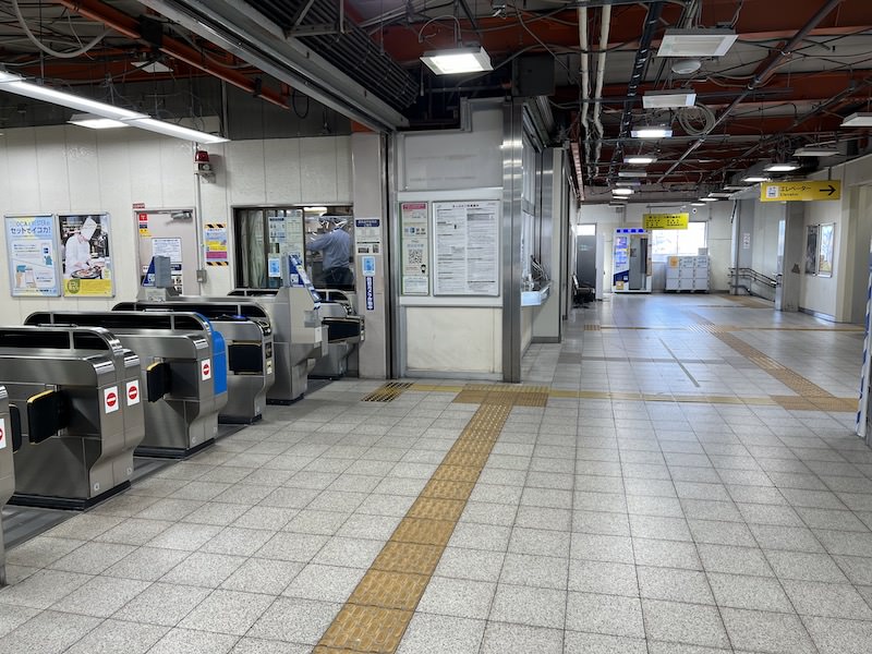 改札を出て左側の通路の突き当たりにコインロッカーが見える