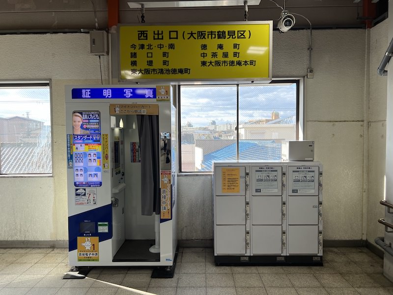西出口への階段横にあるコインロッカー