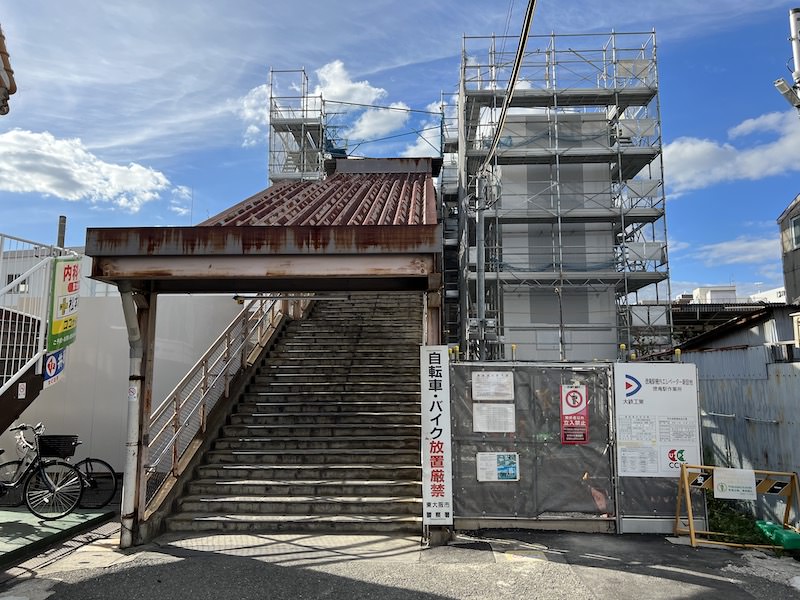 エレベーター設置工事中の東出口