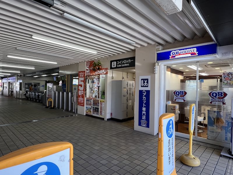 コインロッカーは宝くじ売り場とヘアカット専門店のあいだの隙間にある