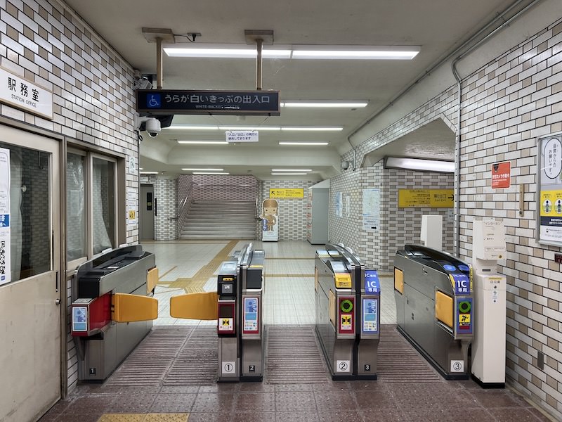 地下にある改札を出て正面、西出口への階段右側にコインロッカーがある。