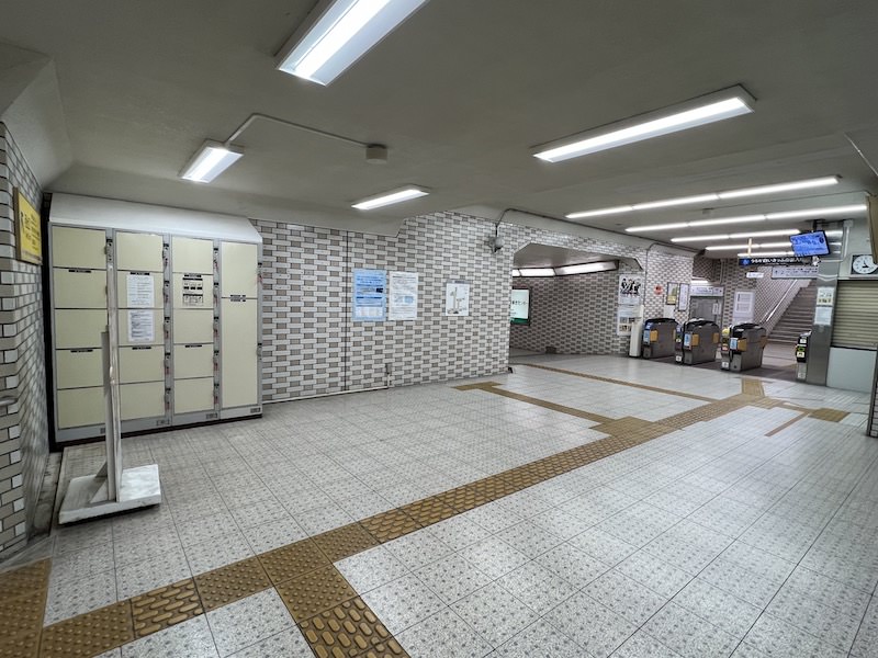 コインロッカー側からみた改札口。改札口手前の開口部は東出口への通路。
