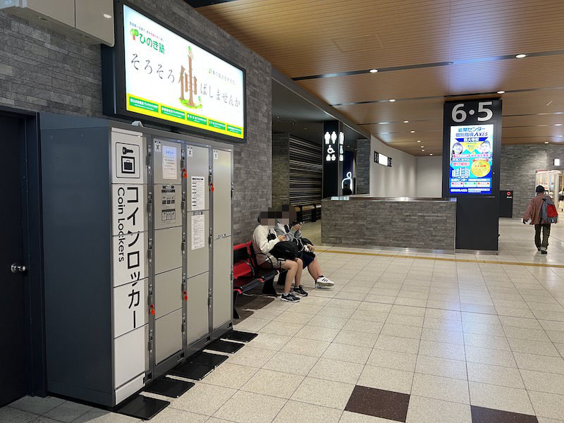 5・6番線ホームへの階段近くにあるコインロッカー