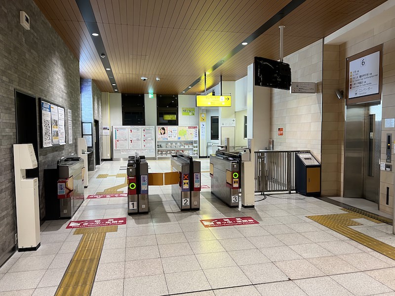 「タイムズプレイス西大寺」内にある南改札口