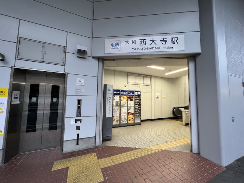 コインロッカーの近くにあるエレベーター