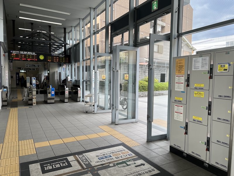 コインロッカー側から改札口を見る