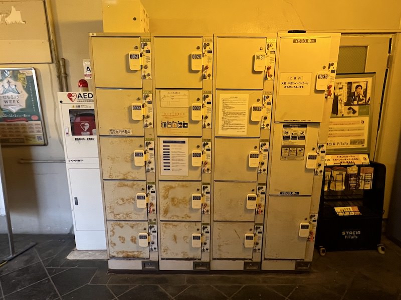 【改札内】改札横通路内のコインロッカー