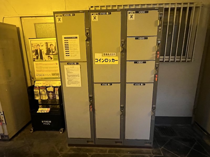 【改札内】改札横通路内のコインロッカー