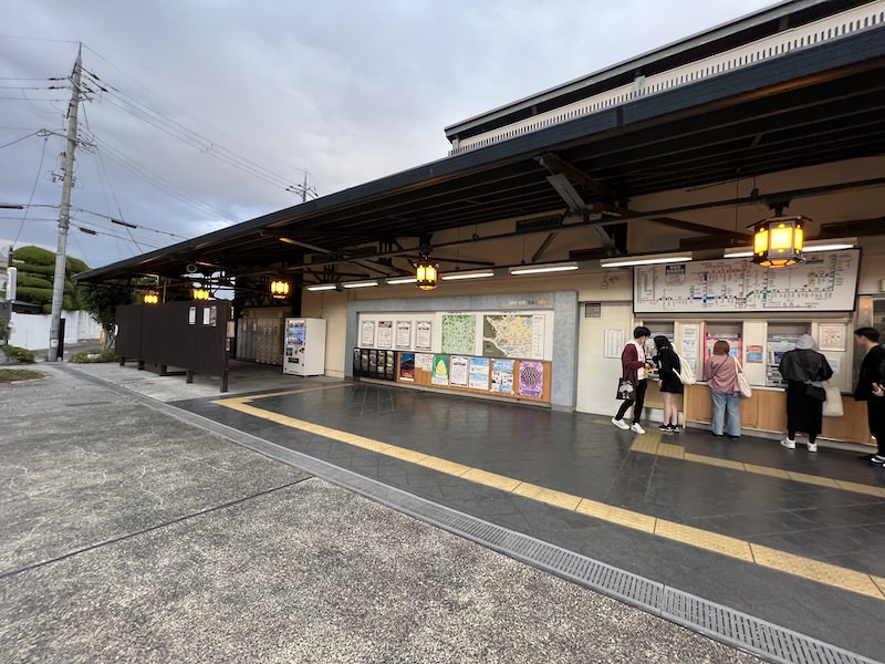 改札を出て右側、自動きっぷうりばの横にあるコインロッカー。