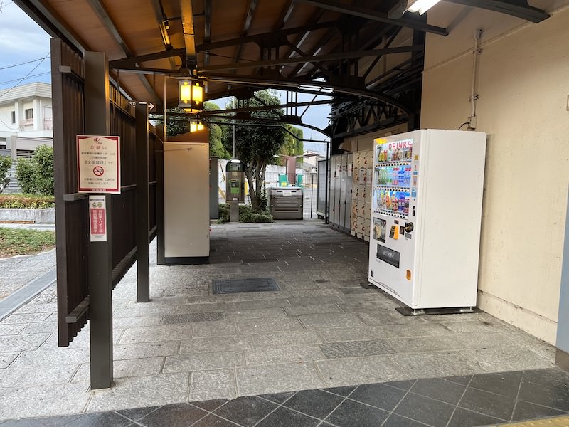 両側にコインロッカーがある