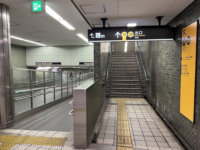 中央線東改札から地下通路を通ってきた場合は、エレベーターか階段を使って19号・20号出入口を経由する必要がある。
