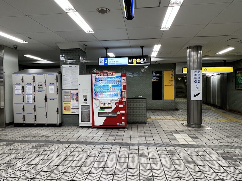 西梅田方面行きホームにある北西改札とは階段での行き来になるので、地上へのエレベーター利用が無難。