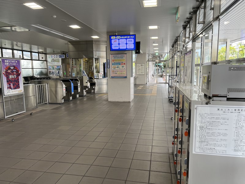 コインロッカー側から改札口を見る