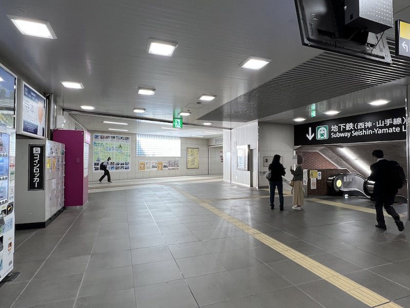 JR新長田駅1階、地下鉄西神・山手線新長田駅への階段・エスカレーター前にあるコインロッカー。