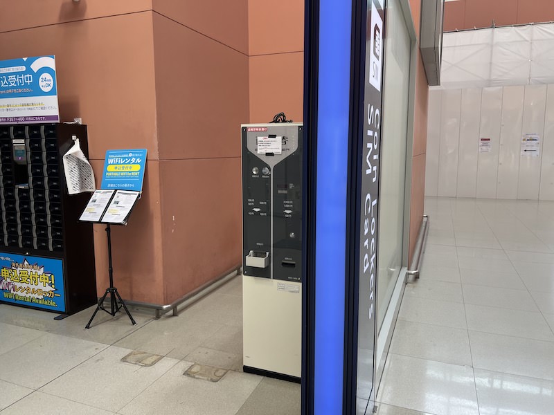 向かいに両替機はあるが、壱万円札、五千円札は使えない。(写真は1階南側のもの)