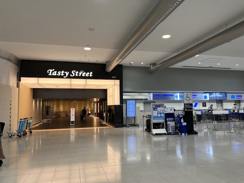 ANAカウンターの左側にあるフードコート「Tasty Street」の入口