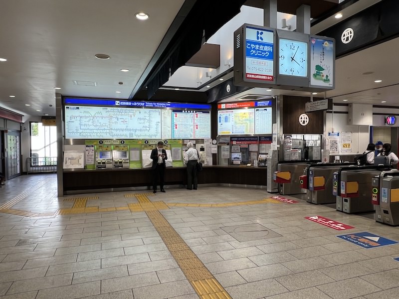 改札を出て右側、東出口への通路にコインロッカーがある。