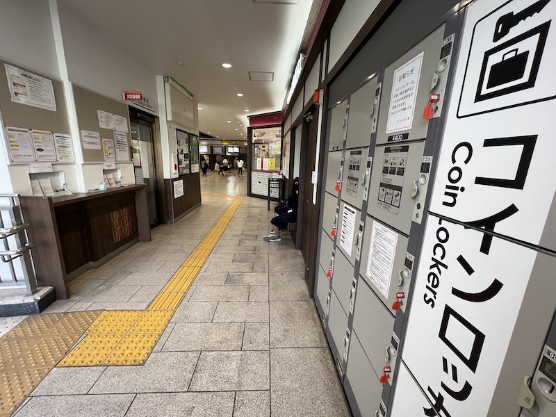 コインロッカー側から見た改札口方向