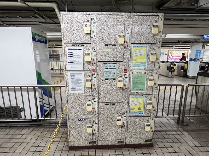 改札口すぐ横にあるコインロッカー