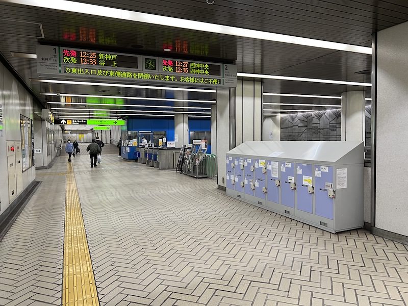 東改札口近くの通路内にあるコインロッカー