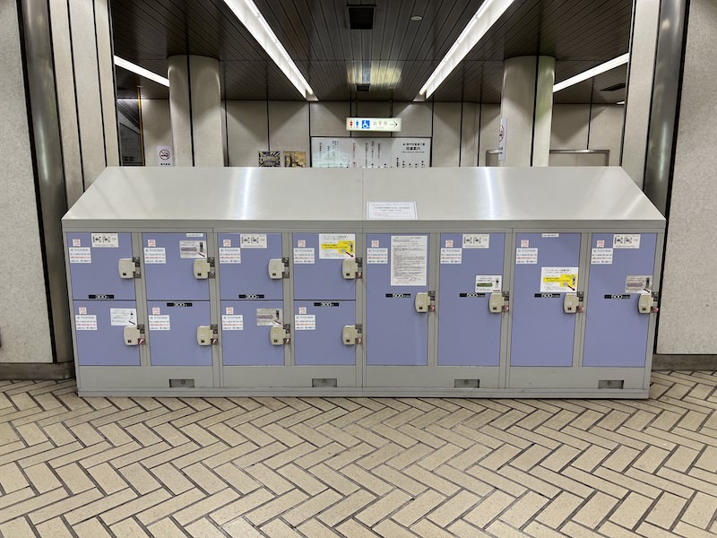 東改札口通路のコインロッカー