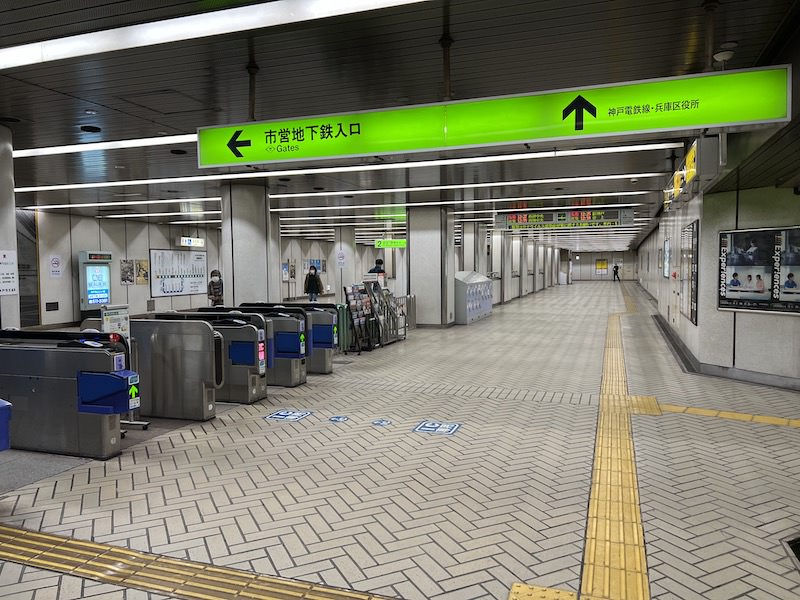 東改札口から見たコインロッカー