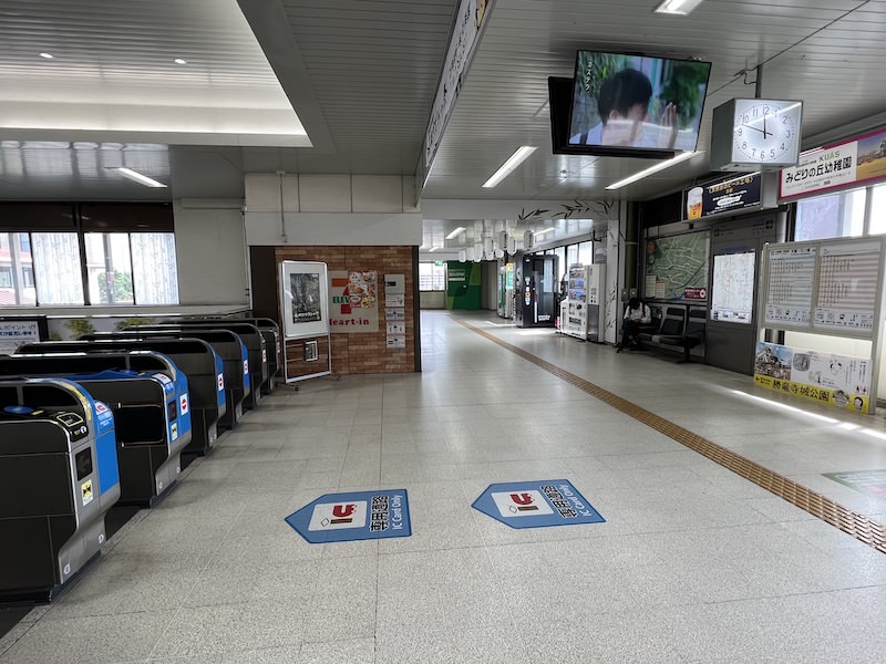 改札を出て左側が東口へ向かう通路