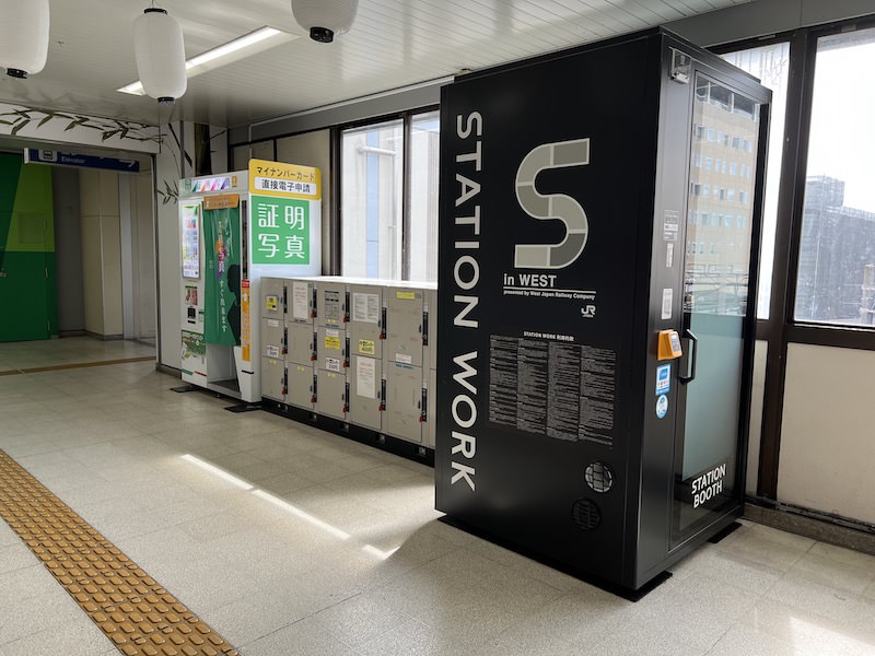 東口通路内、個室ワークスペース横にあるコインロッカー。