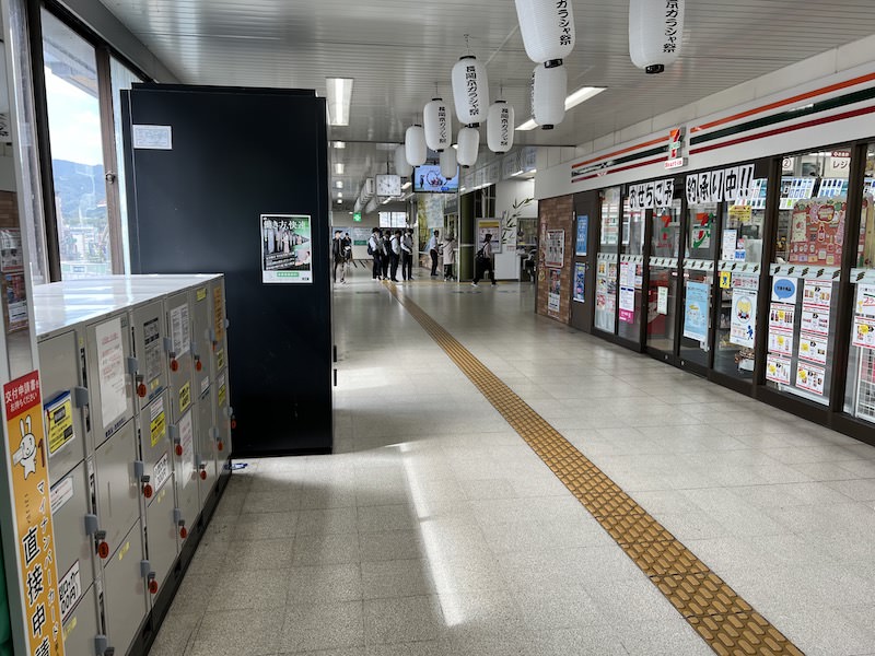 コインロッカー側から改札口を見る