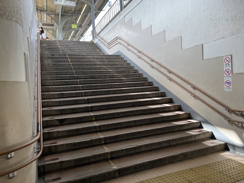 南口の改札内通路とホームのあいだは階段のみ