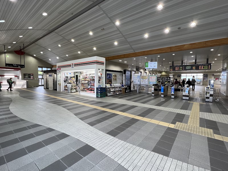 改札を出て右側、コンビニのとなりにコインロッカーが見える。