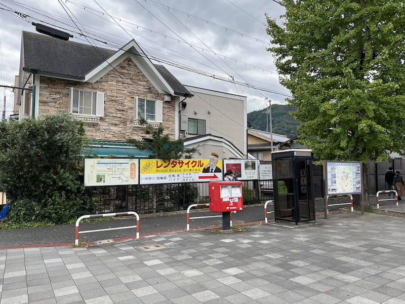 南口を出たところにあるレンタサイクルの看板。手荷物預かりについても記載がある。