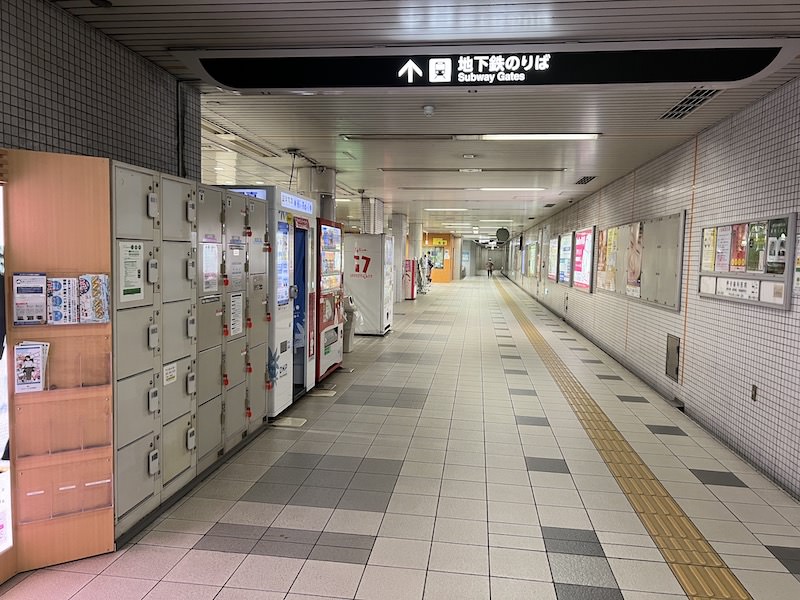 コインロッカー側から改札口を見る