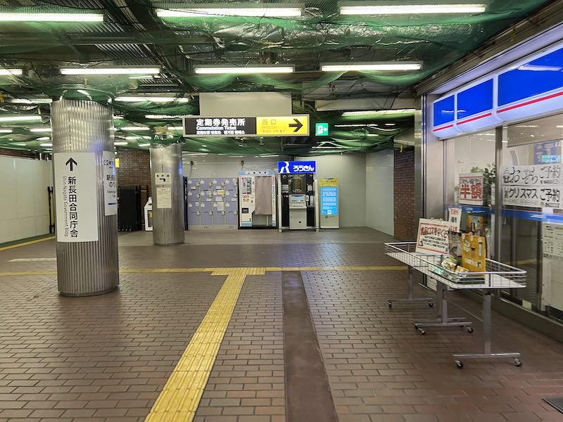 突き当たり、西口への階段前にコインロッカーがある。