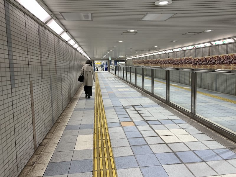 通路は左に折れ、さらに続く。