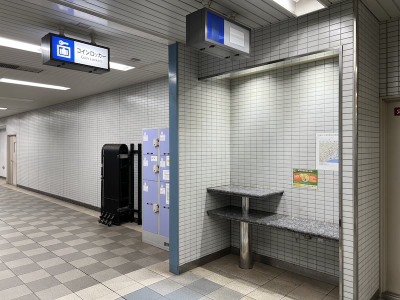 さらに先へ進むと通路の右側にコインロッカーが現れる
