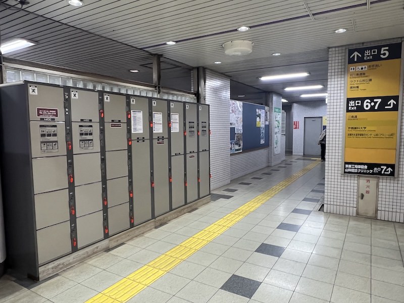 出口5の通路手前にコインロッカーがある