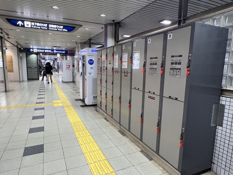 コインロッカー側から改札口方向を見る