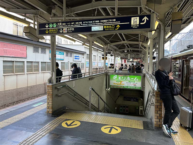 コインロッカーがある西改札口への地下通路は階段のみ