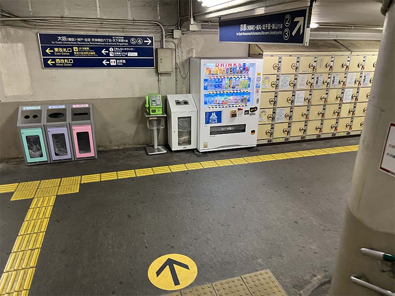 階段を降りたところにコインロッカーがある