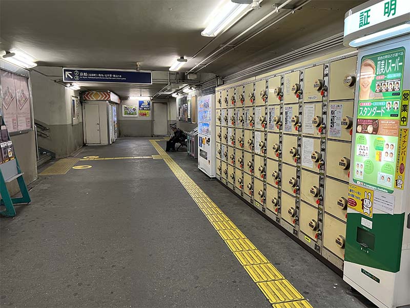 京都河原町・北千里方面行きホームへの階段とその奥にある東改札口・西改札口への階段