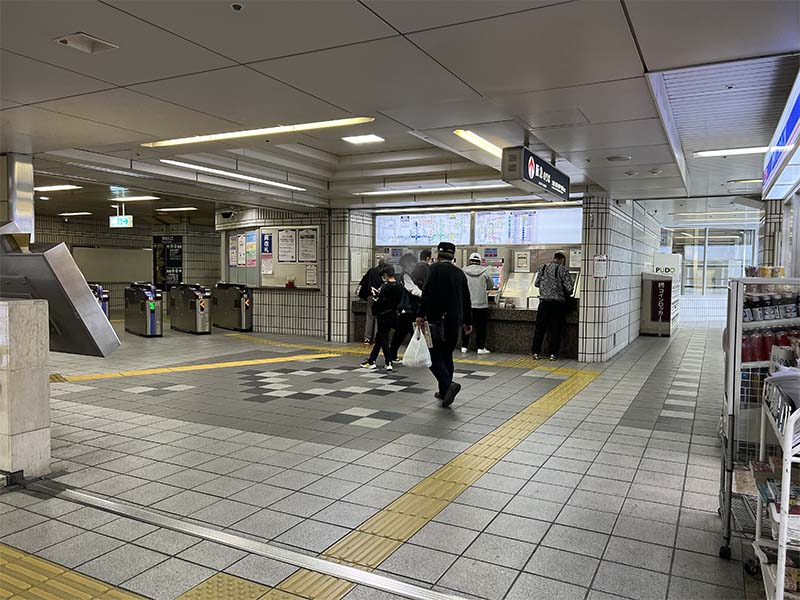 南改札口のきっぷうりば右にある北改札口への通路内にコインロッカーがある。