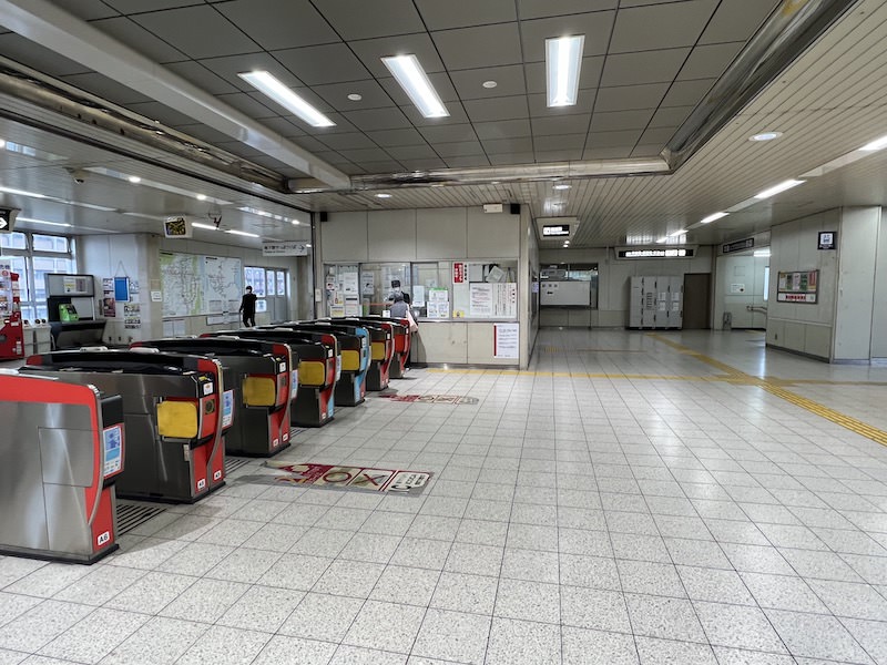 北出口改札内、丹波橋・新田辺・奈良方面行きホームへの通路内にコインロッカーがある。